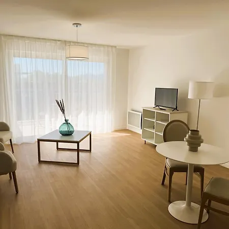 Apartmán De *